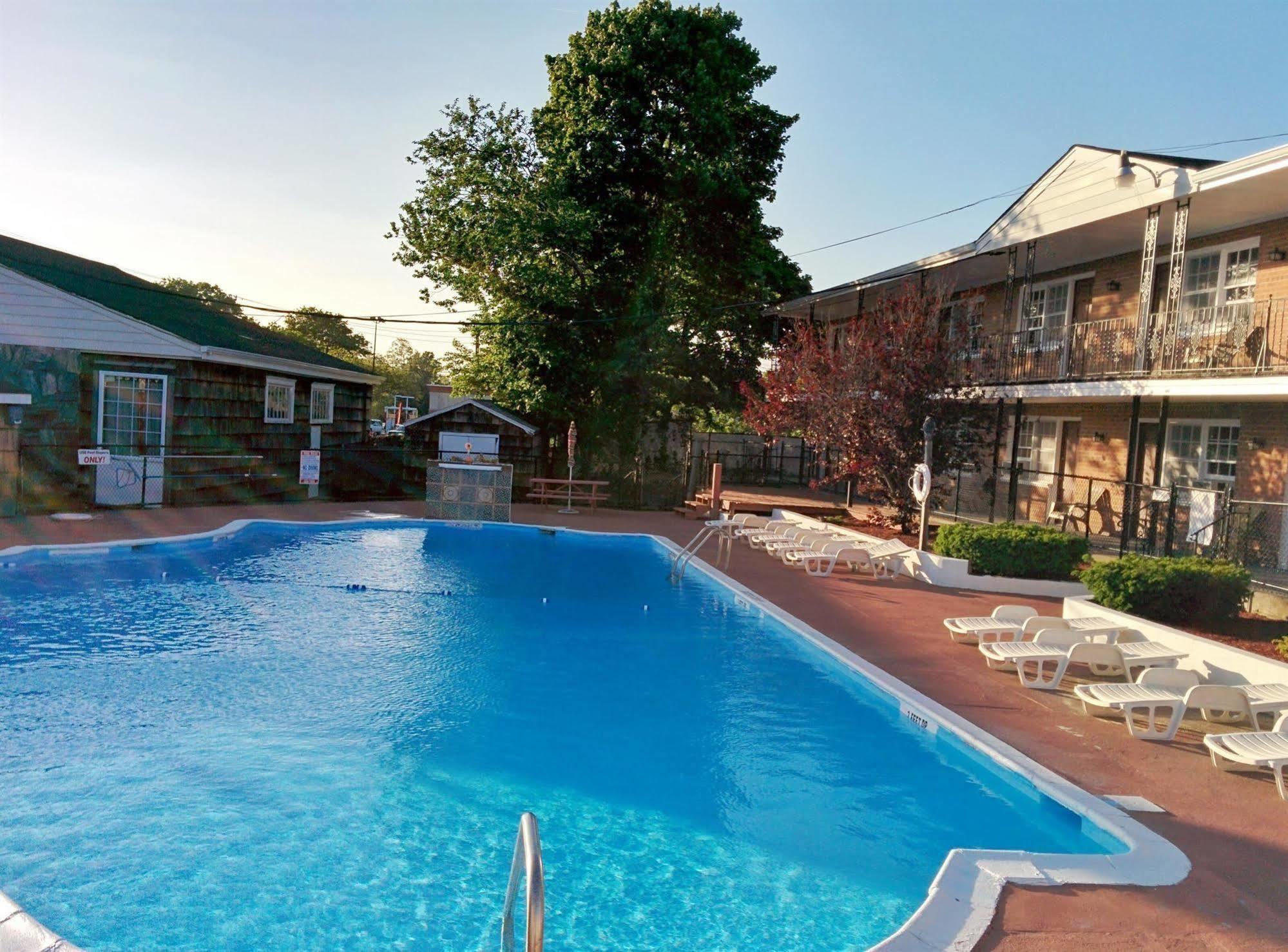 Budget Host East End Hotel In Riverhead Eksteriør billede